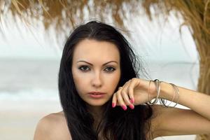 mujer joven atractiva en la playa foto
