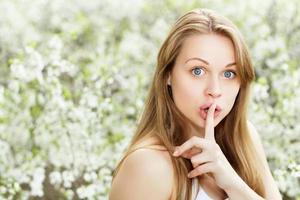 mujer con mirada sorprendida foto