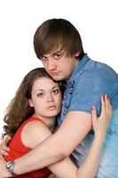 la joven pareja Aislado en un fondo blanco foto