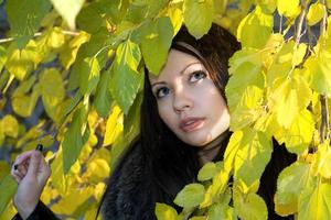 retrato de la mujer joven en el follaje foto