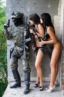 soldado y dos mujeres foto