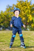 niño patinador sonriente foto