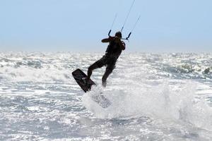 silueta de kitesurf foto