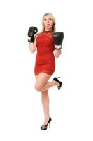 agradable mujer rubia en guantes de boxeo foto