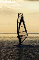 windsurfista en la superficie de la bahía del mar foto