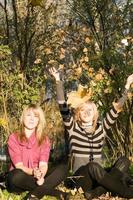 dos mujeres jóvenes de belleza en el parque de otoño foto