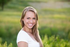 mujer joven alegre foto