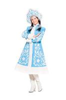 Morena juguetona posando en traje de doncella de nieve foto