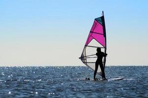 silueta de una chica windsurfista foto