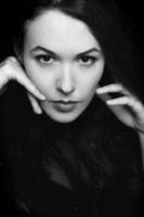 retrato en blanco y negro de mujer joven foto