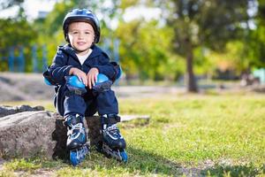 lindo niño patinador foto