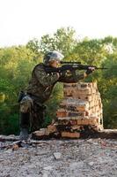 soldado del ejército con ametralladora foto