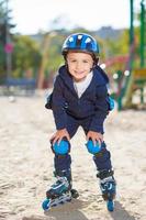 niño patinador sonriente foto