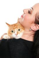 retrato de mujer joven con un gato rojo. aislado foto