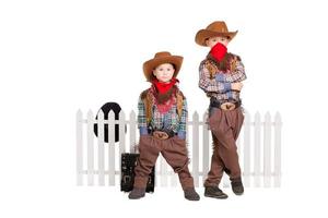 dos niños vestidos con trajes de vaquero foto