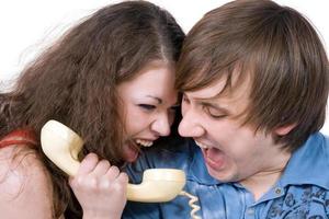 la joven pareja con teléfono antiguo. imagen divertida. aislado 2 foto