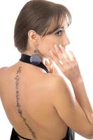 mujer joven con un tatuaje foto