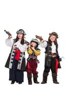 tres niños disfrazados de piratas foto
