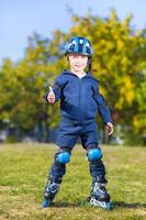 niño patinador sonriente foto