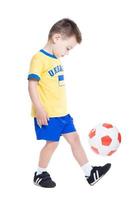 simpático pequeño futbolista ucraniano foto