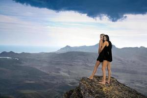 dos mujeres jóvenes foto