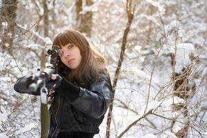 chica apuntando un arma foto