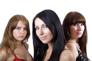 retrato de tres hermosas mujeres jóvenes. centrarse en la chica central foto