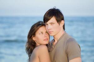 sensual pareja joven en la playa foto