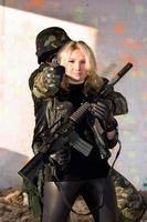 soldado y niña con un arma foto