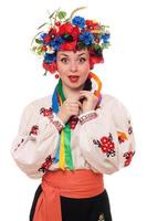 mujer sorprendida en la ropa nacional ucraniana foto