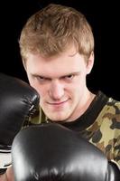 joven sonriente con guantes de boxeo foto