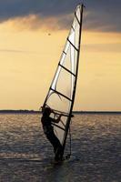 windsurfista al atardecer foto