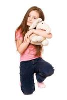 niña feliz con un elefante de peluche foto