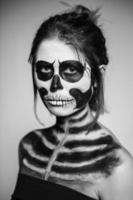 mujer pintada como un zombie foto