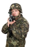 soldado apuntando con un rifle. de cerca foto