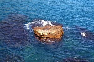 roca en el mar foto
