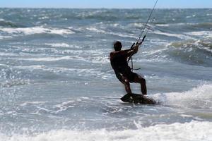 silueta de kitesurf foto