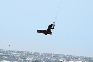 silueta de kitesurf foto