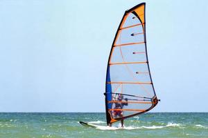 windsurfista en el mar azul foto