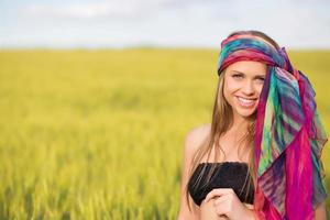 mujer joven sonriente foto