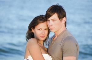 hermosa joven pareja en la playa foto