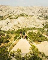 grupo de amigos juntos viajan en una aventura mirando hacia el horizonte en un destino de viaje épico. exploración del parque nacional vashlovani. recorridos en áreas protegidas foto