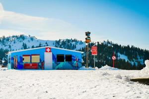 goderdzi, georgia, 2023 - cabaña del centro de rescate de montaña en la estación de esquí. servicio de rescate de esquí en pistas de estaciones de esquí foto