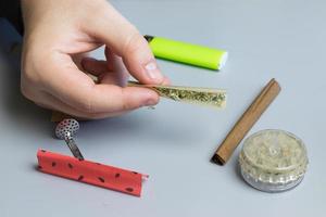 accesorios para fumar cannabis. papel para uso medicinal de marihuana foto