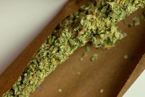 Cannabis marihuana enrollada en vista superior de cierre romo foto
