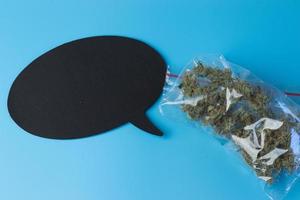 paquete de marihuana y burbuja de cuadro de diálogo. cierre de cremallera de cannabis foto