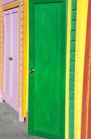 vendedores de la ciudad de nassau coloridas cabinas de madera por la mañana foto