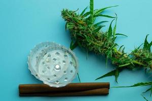 planta de cannabis y accesorios para fumar vista plana superior, concepto de uso de marihuana medicinal foto