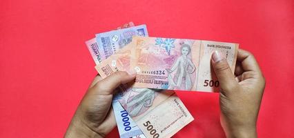 hombre con billetes de banco indonesios, el último número. foto