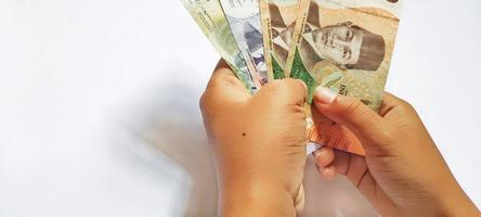hombre con dinero nuevo rupia indonesia última edición. foto